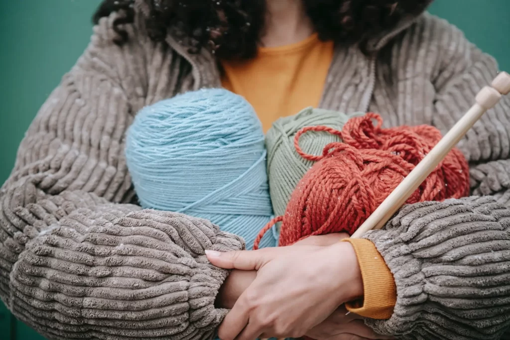 Threads for knitting in the hands of a woman